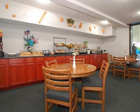 Premier Inn And Suites Erick Restaurant photo